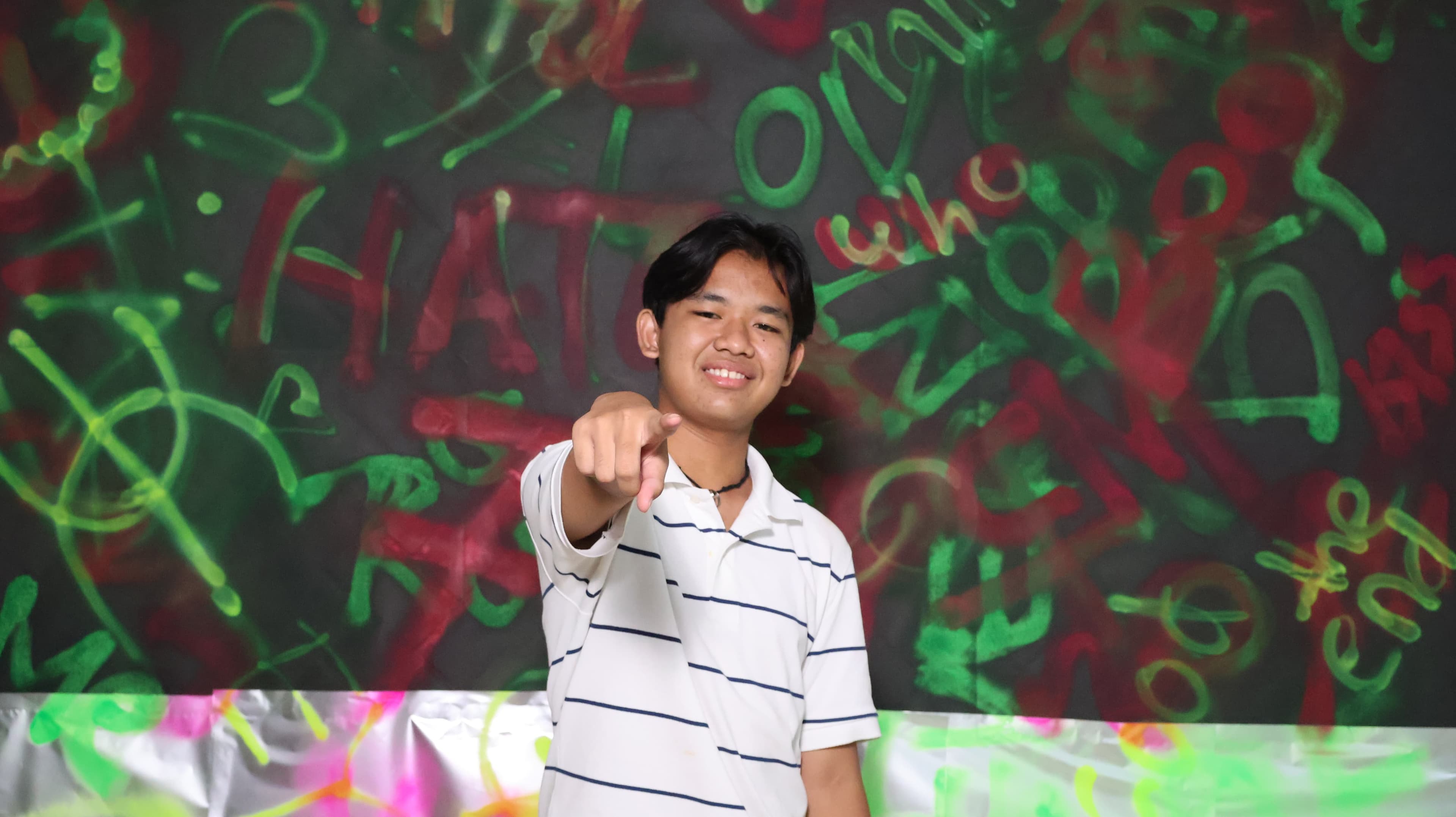 Tabani — foto profil dengan latar graffiti